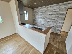 キッチン背面はアクセントクロス仕上げで高級感十分です。