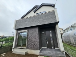 お家の周囲に建物がなく開放感があり、風通しも良好です。前面道路はすっきり5.8ｍ公道です。前面は『もときたかた第2公園』のため、緑が多く雰囲気の良い好立地です。