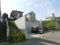 擁壁横がスロープ状のアプローチとなっています。