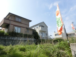 建物が建つ部分は高台のため、眺望・陽当たり・風通し良好です。プライバシーもしっかり確保できます。