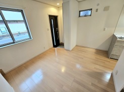 ダイニングキッチンは8.1帖ございますので、必要にして十分な家具家電は設置可能です。