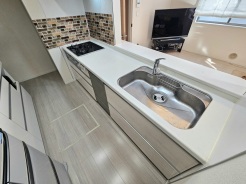 ご家族との会話が弾む対面キッチン。奥にはうれしいパントリースペースがございます。