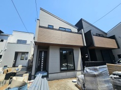 左から2号棟、3号棟、4号棟になります。外観の色合いもきれいです。
