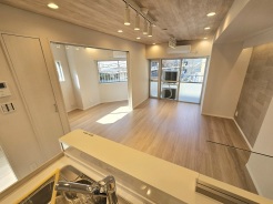 お料理をしながらご家族との会話を楽しんだり…リビングで遊ぶお子様を見守ったり…ご家族を『より近くに感じられる』対面キッチンはご家族の温かい時間を演出してくれます。