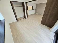 リビング横の5.7帖の洋室です。南と西の二面採光の明るいお部屋です。