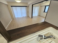 お料理をしながらご家族との会話を楽しんだり…リビングで遊ぶお子様を見守ったり…ご家族を『より近くに感じられる』対面キッチンはご家族の温かい時間を演出してくれます。