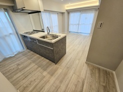 カップボードや大型冷蔵庫を配置出来るスペースを考慮し、広々とした空間で日々の家事やお料理を楽しむことが可能です。