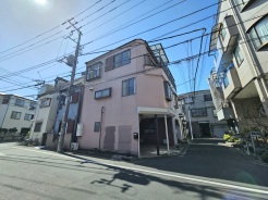 前面道路は幅員は広いですが、車の往来はほとんどございませんので、大変静かな住環境です。