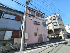 東側からの外観の様子です。