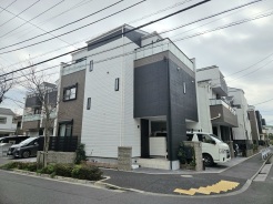 歩道付き8m公道×歩道付き6m公道に面した大変開放的な好立地です。