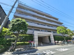 2000年築。3路線利用可能な好立地マンションです。大通りから一本入ったところにございますので、大変落ち着いていて、小さなお子様のいらっしゃるお客様も安心してお住まいいただけます。