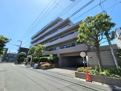 大通りから一本入った立地になりますので、大変静かで小さなお子様のいらっしゃるお客様にも安心してお住まいいただけます。
