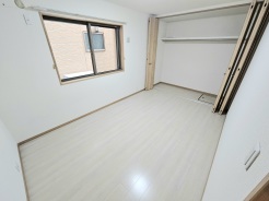 1階6.7帖の洋室です。
