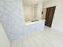 アクセントクロスを施した雰囲気の良いキッチンまわりです。