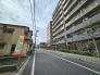 前面道路は幅員6M道路ですので、大変開放的ですし、お車の車庫入れも容易です。