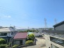 花見川を見下ろす高台に位置していますので、2階のお部屋からはご覧のような素晴らしい眺望（夕方にはサンセットビュー）をお楽しみいただけます。