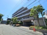 大通りから一本入った立地になりますので、大変静かで小さなお子様のいらっしゃるお客様にも安心してお住まいいただけます。