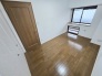 約6.0帖の洋室です。出窓のため、お部屋に光を多く取り込むことができていて、空間が広く感じられます。