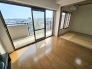南面の大きなFIX窓からたっぷりの陽光が差し込むます。窓から目線が合う建物が近くにありませんので、カーテンいらずの生活も可能です！