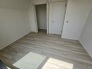 3階5.7帖の洋室です。お部屋の奥までしっかり光が差し込んできています。