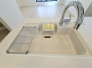 センサーに手をかざすだけで吐水操作ができるタッチレス水栓を採用。ホースを引き出せば、ハンドシャワーへ早変わり。シンク内のお手入れもスムーズに行えます。