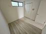 1階4.49帖の洋室は収納豊富で使い勝手の良いお部屋となっています。