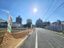 前面道路はすっきりとした幅員8Mの公道ですので、大変開放感がございます。