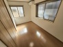 5.4帖の洋室です。こちらのお部屋はクローゼットも広々としています。