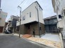 2027年2月の完成を予定しています。完成時のイメージは同仕様の完成物件をご覧いただくことで掴んでいただけると思います。現地と合わせてご案内いたしますので、お気軽にお声がけください！