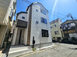 玄関ドアは採風タイプとなっています。ドアを閉めたまま爽やかな空気を取り込んでお家の空気をリフレッシュ!玄関の湿気や臭いも軽減できます。