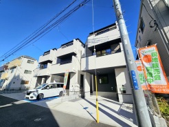 前面道路は車の往来がほとんどなく大変静かです。小さなお子様のいらっしゃるお客様も安心してお住まいいただけます。