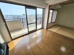 南面の大きなFIX窓からたっぷりの陽光が差し込むます。窓から目線が合う建物が近くにありませんので、カーテンいらずの生活も可能です!