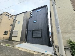 カースペースは北側の道路から入った建物の裏側にございます。