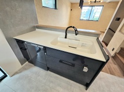 キッチンはタッチレス水栓のナビッシュハンズフリータイプを採用。吐水口の下に手をかざすだけで水が出ますので、シンク作業がはかどりますね。ビルトイン浄水器も付いています。