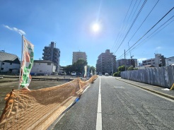 前面道路はすっきりとした幅員8Mの公道ですので、大変開放感がございます。