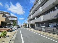 前面道路は幅員5.4mの公道になりますので、大変開放感があり、また車庫入れの際の切り替えしも容易です。