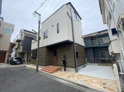 2027年2月の完成を予定しています。完成時のイメージは同仕様の完成物件をご覧いただくことで掴んでいただけると思います。現地と合わせてご案内いたしますので、お気軽にお声がけください!